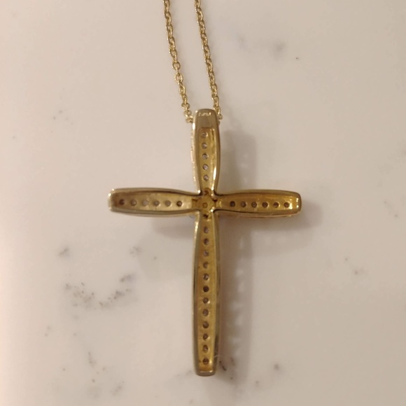 1 CTTW Diamond Cross Pendant Yellow Gold - Picture 4 of 8